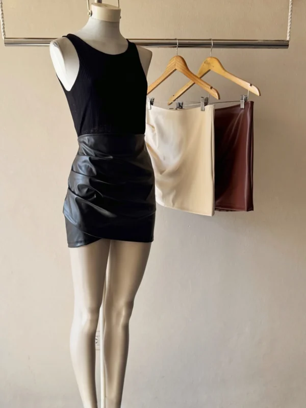 POLLERA CUERINA FRUNCE LATERAL