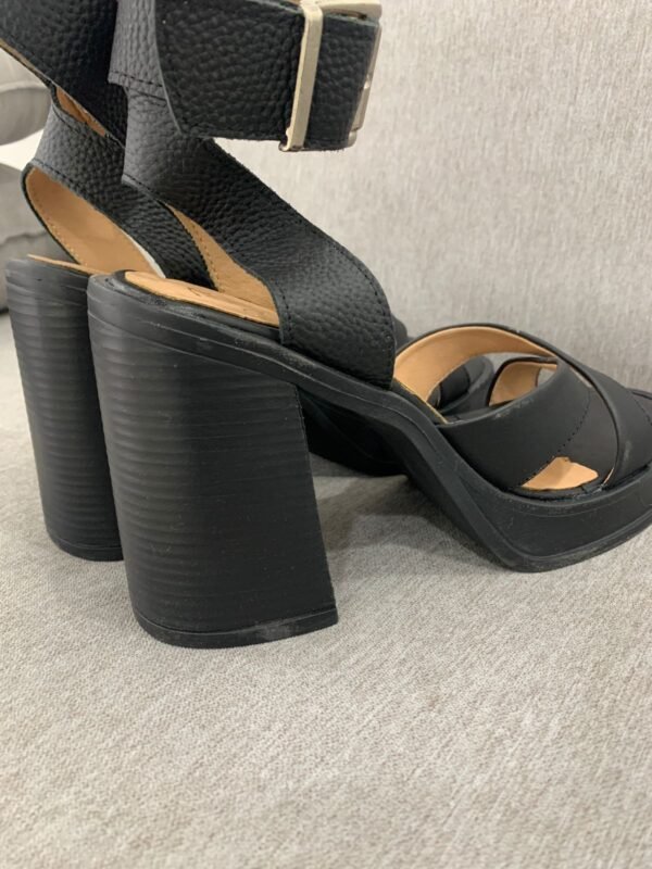 WhatsApp Image 2025-10-27 at 7.23.01 PM SANDALIAS TRINI