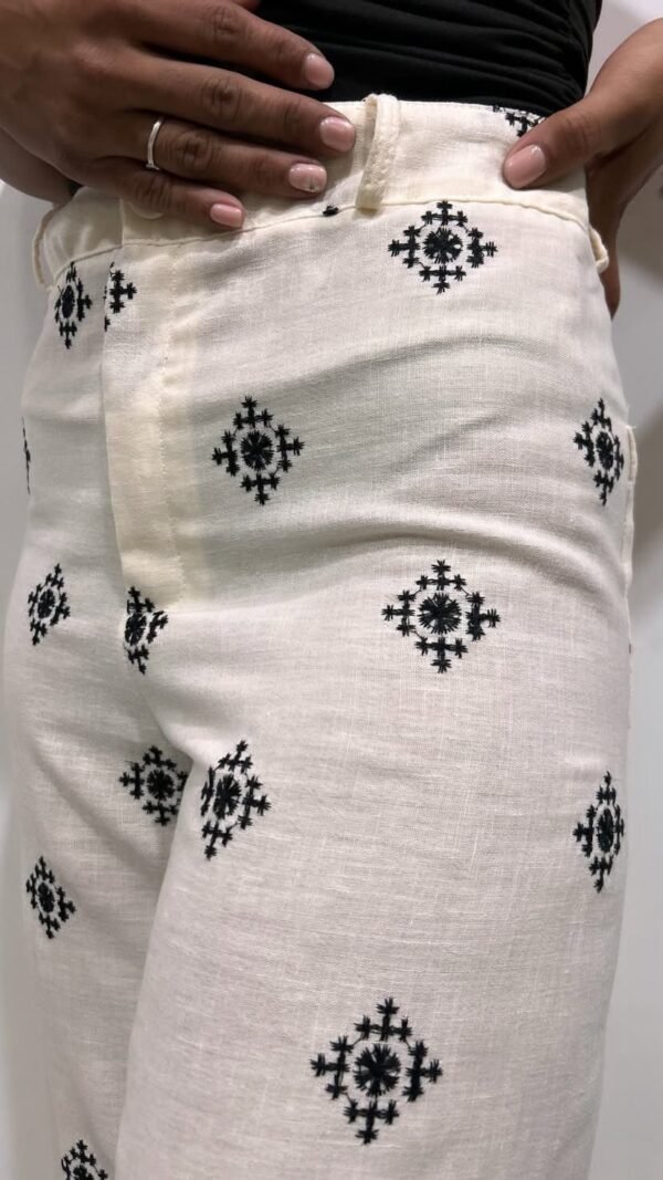 PANTALON CON PINZA BORDADO