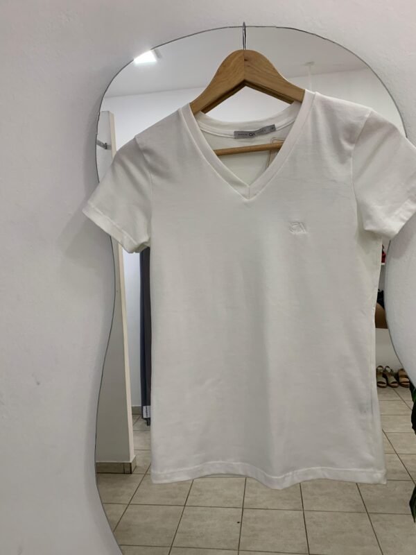 Remera basic cuello v lanka blanca