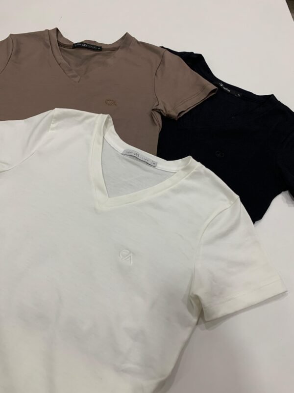 Remera basic cuello v lanka blanca